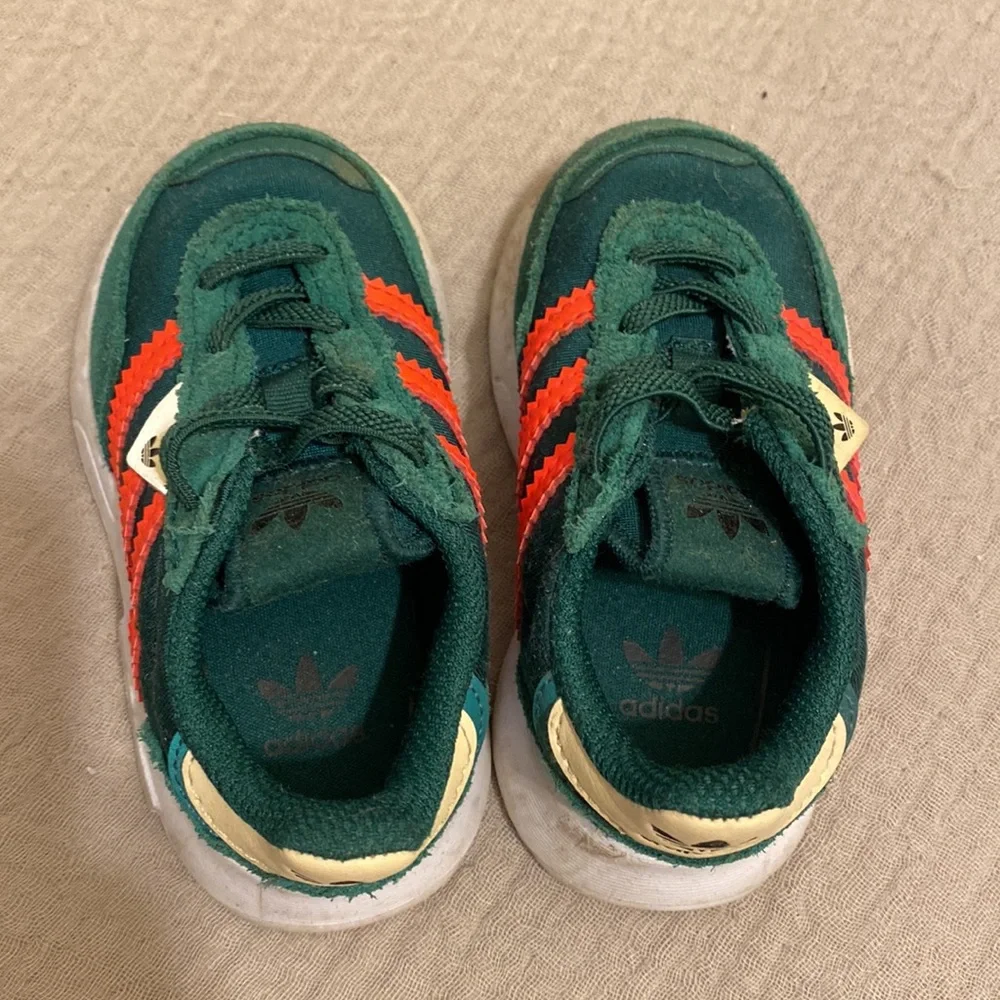 adidas Kids Dark Green & Bright Orange Suede Trainer. Size 5